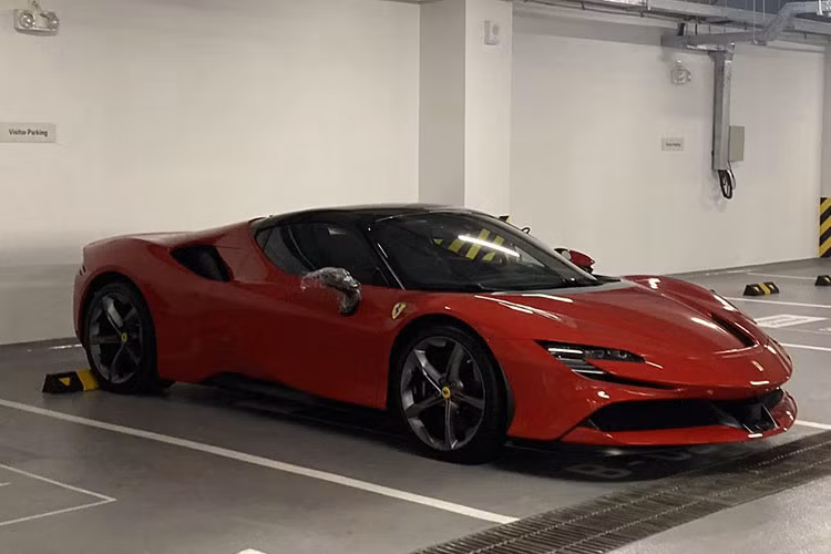 Siêu xe mui trần Ferrari SF90 Spider được trang bị động cơ V8 mạnh nhất nhà "ngựa chồm", trái tim này đi kèm dung tích 4.0 lít, tăng áp kép với 3 mô tơ điện cho ra công suất tối đa 986 mã lực. Trong đó, động cơ đốt trong bơm ra 769 con ngựa và động cơ điện bổ sung thêm 217 mã lực. Mẫu xe mui trần Ferrari SF90 Spider có mô-men xoắn cực đại là 900 Nm.