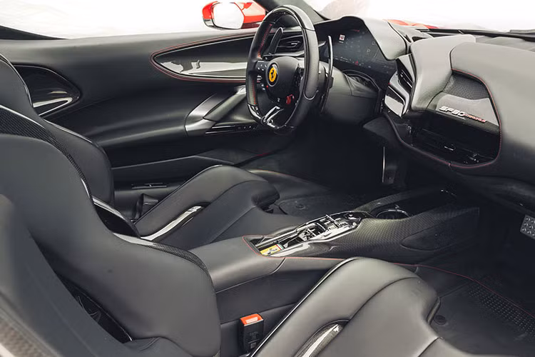 Như vậy, cả 2 chiếc siêu xe Ferrari SF90 Spider duy nhất có mặt tại Việt Nam đều có chung nguồn gốc là nhập khẩu chính xác, chủ nhân đều là những người nổi tiếng và điểm khác biệt không chỉ đến từ tùy chọn như màu sơn, mâm, nội thất mà còn đến từ việc chiếc Ferrari SF90 Spider màu đỏ sở hữu biển siêu VIP của tứ quý 9.