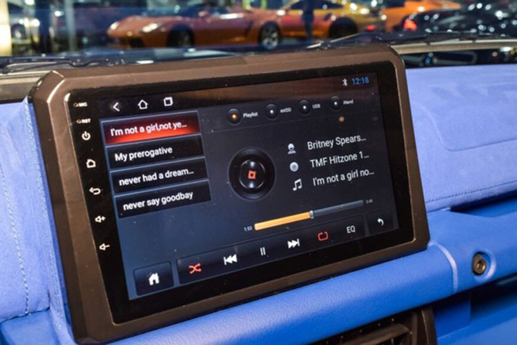 Trần xe với thiết kế mô phỏng bầu trời sao (Starlight Headliner) đặc trưng trên các mẫu xe Rolls-Royce và Brabus cũng được trang bị trên bản độ này.