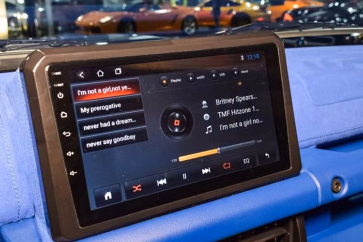 Trần xe với thiết kế mô phỏng bầu trời sao (Starlight Headliner) đặc trưng trên các mẫu xe Rolls-Royce và Brabus cũng được trang bị trên bản độ này.