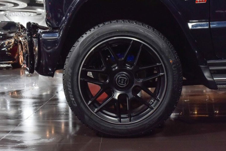 Để “hô biến” chiếc Suzuki Jimny thành Brabus G-Class, hãng độ giấu tên đã thiết kế lại khá nhiều chi tiết ngoại thất. Đầu tiên là xe được trang bị cụm đèn pha mới, kết hợp với lưới tản nhiệt và cản trước phong cách G-Class.