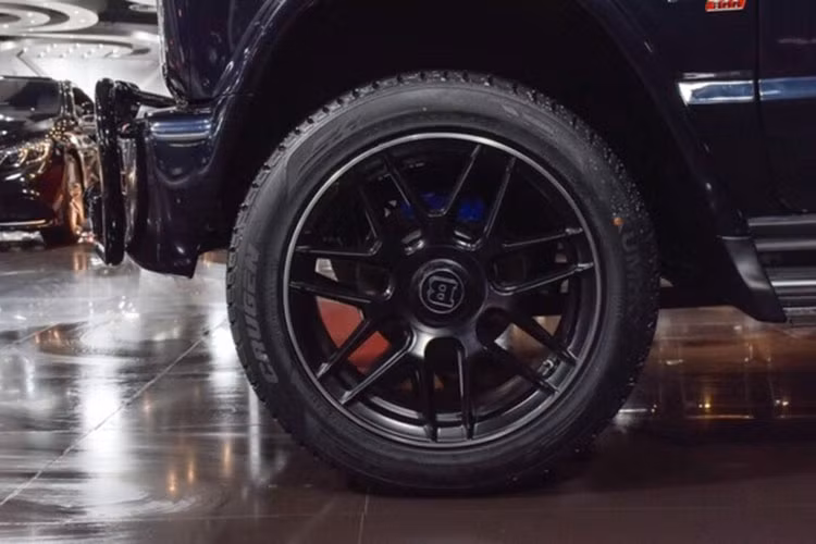 Để “hô biến” chiếc Suzuki Jimny thành Brabus G-Class, hãng độ giấu tên đã thiết kế lại khá nhiều chi tiết ngoại thất. Đầu tiên là xe được trang bị cụm đèn pha mới, kết hợp với lưới tản nhiệt và cản trước phong cách G-Class.