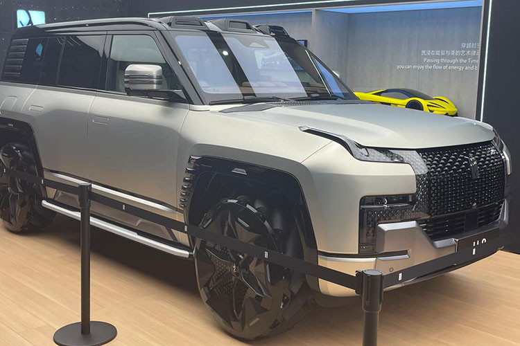 Về ngoại hình Yangwang U8, hình dáng đầu xe của phiên bản sang trọng và phiên bản dân chơi địa hình có sự khác biệt nhất định, cản trước của phiên bản cao cấp trông tinh tế hơn, trong khi cản trước của phiên bản dân chơi địa hình trông cứng cáp, dày hơn và kéo dài đến tận gầm xe.