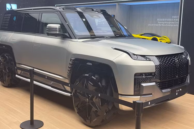 Về ngoại hình Yangwang U8, hình dáng đầu xe của phiên bản sang trọng và phiên bản dân chơi địa hình có sự khác biệt nhất định, cản trước của phiên bản cao cấp trông tinh tế hơn, trong khi cản trước của phiên bản dân chơi địa hình trông cứng cáp, dày hơn và kéo dài đến tận gầm xe.