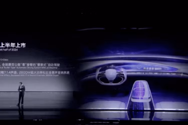 Hồng Kỳ E001 đã được sản xuất thử và xuất xưởng tại nhà máy ở Trung Quốc vào tháng 1/2023. Nhiều khả năng mẫu xe này sẽ bán ra tại thị trường Trung Quốc vào nửa cuối năm nay. Sau đó, sẽ đến lượt Hồng Kỳ E202 được sản xuất thương mại và ra mắt thị trường Trung Quốc cũng vào nửa cuối năm nay.