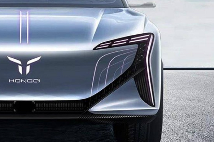 Bên sườn, Hồng Kỳ E202 có thiết kế khá mượt mà với những đường dập gân sắc sảo, nóc dốc về phía sau, camera kỹ thuật số thay cho gương chiếu hậu truyền thống và những dải đèn trang trí sau cột C. Nằm bên trong hốc bánh là bộ vành hợp kim 2 màu khá lớn, tương xứng với kích thước của xe.