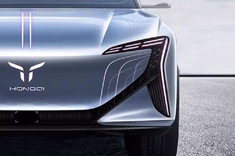 Bên sườn, Hồng Kỳ E202 có thiết kế khá mượt mà với những đường dập gân sắc sảo, nóc dốc về phía sau, camera kỹ thuật số thay cho gương chiếu hậu truyền thống và những dải đèn trang trí sau cột C. Nằm bên trong hốc bánh là bộ vành hợp kim 2 màu khá lớn, tương xứng với kích thước của xe.