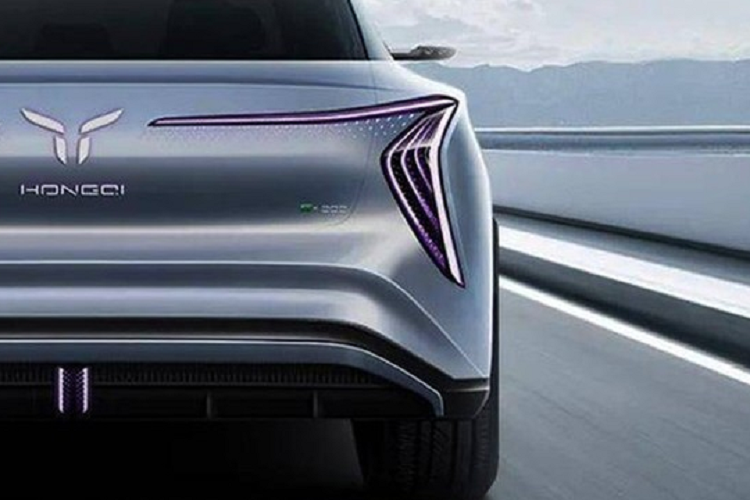 Bên dưới cản sau là bộ khuếch tán gió màu đen, tích hợp 2 dải đèn ở giữa. Nhìn chung, Hồng Kỳ E202 sở hữu ngoại hình khá độc đáo và đậm chất tương lai. Tất nhiên, khi xe được sản xuất thương mại thì những chi tiết thiết kế này có thể sẽ bị thay đổi cho phù hợp.