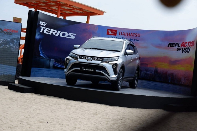Thương hiệu Daihatsu đã chính thức vén màn phiên bản mới của dòng xe Terios ở thị trường Indonesia. Daihatsu Terios 2023 mới chính là mẫu xe được phát triển chung với Toyota Rush - mẫu MPV từng bán ở thị trường Việt Nam.