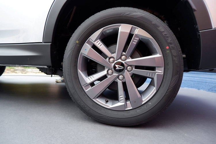 Động cơ của Daihatsu Terios 2023 không có gì thay đổi. Xe vẫn dùng máy xăng có mã 2NR-VE với 4 xi-lanh, DOCH, dung tích 1.5L, sản sinh công suất tối đa 102 mã lực tại tua máy 6.000 vòng/phút và mô-men xoắn cực đại 136 Nm tại tua máy 4.200 vòng/phút. Động cơ kết hợp với hộp số sàn 5 cấp hoặc hộp số tự động 5 cấp cùng hệ dẫn động cầu sau RWD.