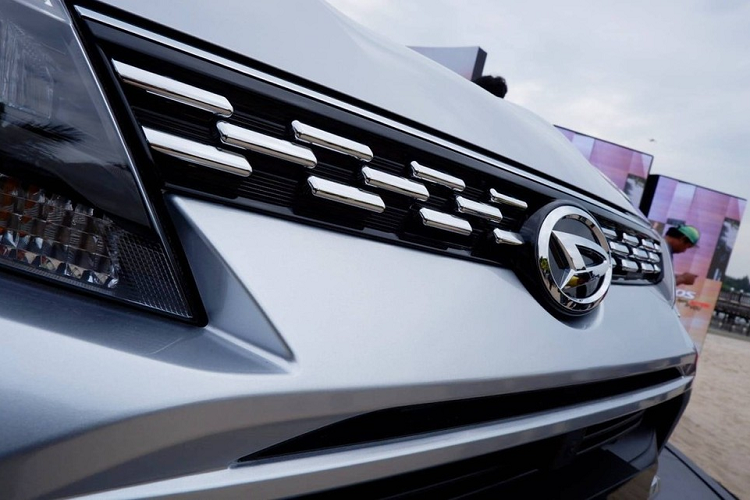 Do đó, ở phiên bản mới, mẫu MPV giá rẻ này chỉ thay đổi nhẹ trong thiết kế và trang bị. Cụ thể, ở khu vực bên ngoài, Daihatsu Terios 2023 được bổ sung lưới tản nhiệt và cản trước mới, đèn pha với những điểm nhấn màu khói, dải đèn LED định vị ban ngày cũng như vành la-zăng khác biệt. Lưới tản nhiệt của xe có thêm những chi tiết mạ crôm bên trong và vành la-zăng sở hữu đường kính 17 inch.