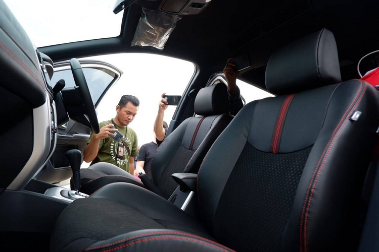 Ngay cả trang bị an toàn của mẫu MPV này cũng không khác biệt quá nhiều so với phiên bản cũ. Xe chỉ có thêm 6 túi khí trong khi những trang bị còn lại giữ nguyên, bao gồm hệ thống chống bó cứng phanh ABS, phân phối lực phanh điện tử EBD, hỗ trợ khởi hành ngang dốc và cân bằng điện tử.