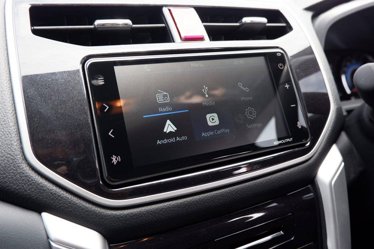 Thuộc thế hệ thứ ba, Daihatsu Terios 2023 cũng có chiều dài 4.435 mm, chiều rộng 1.695 mm, chiều cao 1.705 mm, chiều dài cơ sở 2.685 mm và chiều cao gầm 220 mm. Với kích thước này, xe được định vị thấp hơn so với Mitsubishi Xpander và Toyota Veloz.