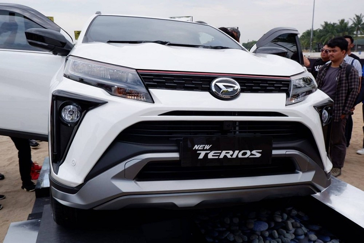 Bên trong xe, Daihatsu Terios 2023 được trang bị nội thất màu đen chủ đạo. Ghế của xe được bọc da pha nỉ với viền chỉ màu đỏ tạo cảm giác thể thao hơn. Bên cạnh đó là màn hình cảm ứng trung tâm 7 inch, hỗ trợ kết nối Apple CarPlay/Android Auto và sạc điện thoại không dây.