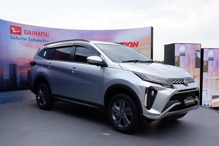 Mẫu xe MPV Daihatsu Terios 2023 trên thực tế chỉ là phiên bản nâng cấp nhẹ. Nguyên nhân là bởi theo hãng Daihatsu, thị trường Indonesia vẫn đón nhận Terios thế hệ hiện tại. Qua nghiên cứu thị trường, Daihatsu phát hiện khách hàng ở phân khúc MPV cỡ nhỏ tại Indonesia chỉ cần những tính năng mới thay vì các thay đổi lớn về mặt thiết kế.