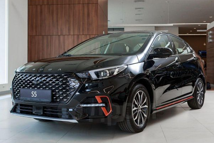 Nằm dưới nắp capo của của Omoda S5 là 2 tùy chọn động cơ với dung tích 1.5L. Thứ nhất là động cơ hút khí tự nhiên với công suất tối đa 113 mã lực và mô-men xoắn cực đại 138 Nm. Thứ hai là động cơ tăng áp với công suất tối đa 147 mã lực cùng mô-men xoắn cực đại 210 Nm. Cả phiên bản đều sử dụng hộp số vô cấp CVT.