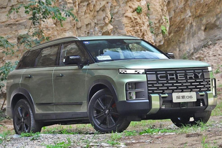 Jaecoo 7 có cụm đèn pha được chia làm hai tầng. Trong khi đó, đèn định vị ban ngày là một dải LED chạy dài, vắt ngang qua mặt ca lăng. Phía đuôi xe có cánh lướt gió lớn tích hợp đèn phanh trên cao, đèn hậu dạng xuyên thấu và 2 ống xả được thiết kế ẩn.