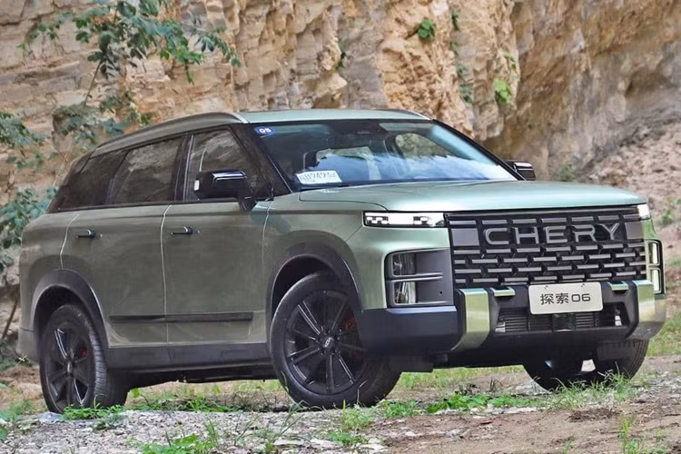 Jaecoo 7 có cụm đèn pha được chia làm hai tầng. Trong khi đó, đèn định vị ban ngày là một dải LED chạy dài, vắt ngang qua mặt ca lăng. Phía đuôi xe có cánh lướt gió lớn tích hợp đèn phanh trên cao, đèn hậu dạng xuyên thấu và 2 ống xả được thiết kế ẩn.