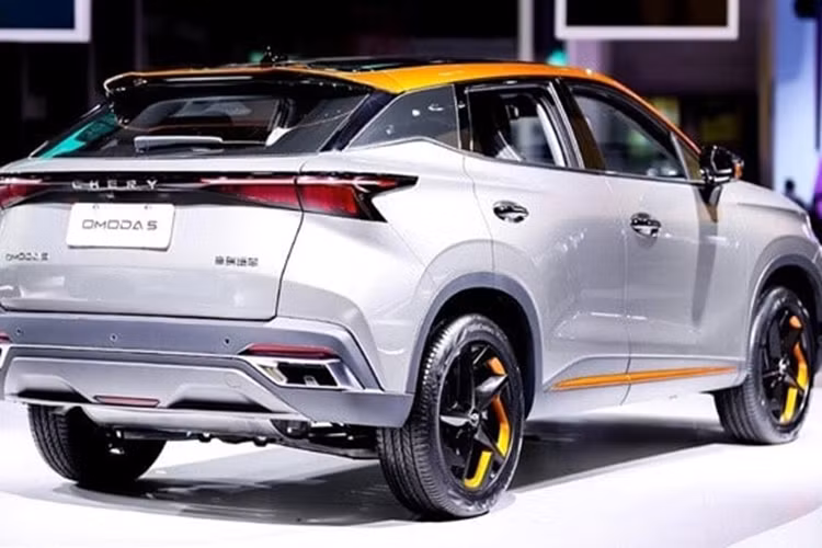 Trang bị an toàn của xe gồm có 6 túi khí, camera 360 độ và các tính năng trợ lái nâng cao ADAS. Theo một số thông tin rò rỉ, tại thị trường Việt Nam, Omoda 5 sẽ được trang bị động cơ xăng I4 1.6L tăng áp, cho công suất 197 mã lực và mô-men xoắn 290 Nm, đi kèm hộp số ly hợp kép tự động 7 cấp.