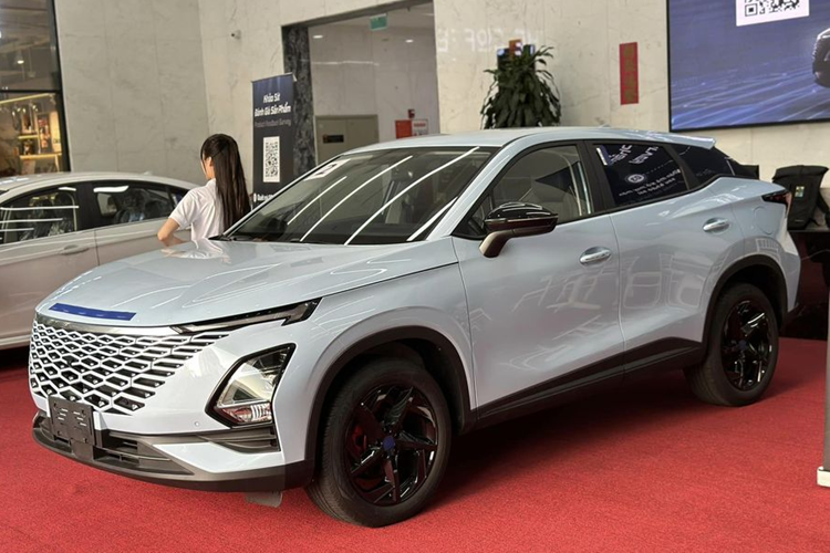  Omoda 5 Trong số loạt xe Chery mới về Việt Nam, đầu tiên phải kể đến Omoda 5. Xe được định vị ở phân khúc SUV/CUV cỡ B, với số đo dài x rộng x cao lần lượt là 4.400 x 1.830 x 1.588 mm. Đây là phân khúc xe sôi động bậc nhất thị trường Việt với hàng loạt cái tên ăn khách như Hyundai Creta, Kia Seltos, Honda HR-V hay Toyota Corolla Cross.