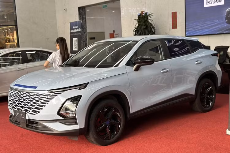  Omoda 5 Trong số loạt xe Chery mới về Việt Nam, đầu tiên phải kể đến Omoda 5. Xe được định vị ở phân khúc SUV/CUV cỡ B, với số đo dài x rộng x cao lần lượt là 4.400 x 1.830 x 1.588 mm. Đây là phân khúc xe sôi động bậc nhất thị trường Việt với hàng loạt cái tên ăn khách như Hyundai Creta, Kia Seltos, Honda HR-V hay Toyota Corolla Cross.