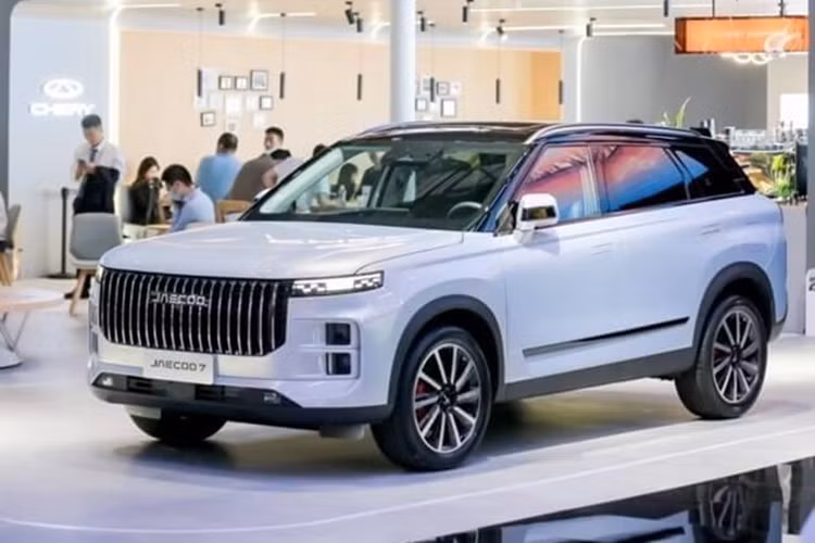 Mức tiêu thụ nhiên liệu của phiên bản dẫn động 2 cầu là 6,98L/100 km và của phiên bản dẫn động 4 bánh là 7,48L/100 km. Phiên bản dẫn động 4 bánh cũng sẽ cung cấp nhiều chế độ lái như: tuyết, bùn và cát để chinh phục nhiều địa hình khác nhau. Ở bản PHEV ra mắt trong tương lai, Chery Jaecoo 7 còn gây ấn tượng với mức tiêu thụ nhiên liệu chỉ 1 lít/100 km.