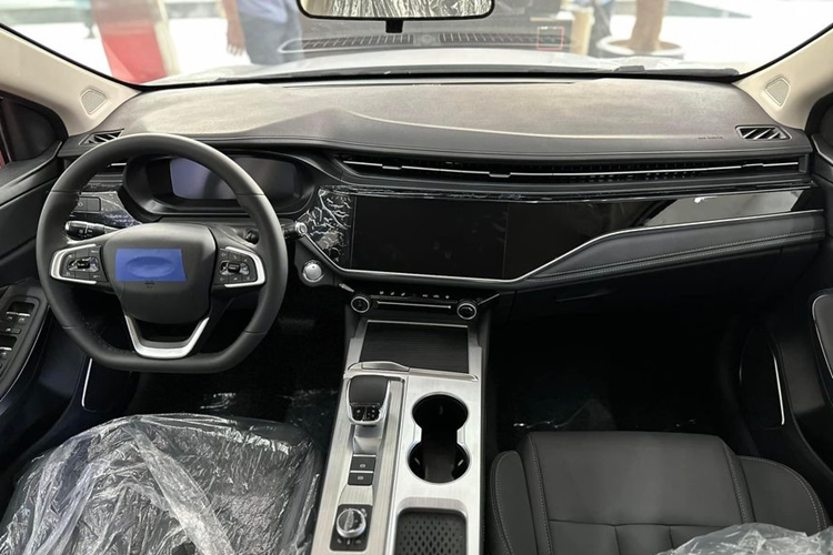 Omoda S5 2023 mới có không gian nội thất thiết kế sang trọng, đầy đủ tiện nghi. Một số trang bị tiêu chuẩn của xe bao gồm bảng đồng hồ kỹ thuật số và màn hình cảm ứng trung tâm cùng có kích thước 10,25 inch, điều hòa tự động, chìa khóa thông minh và phanh tay điện tử.