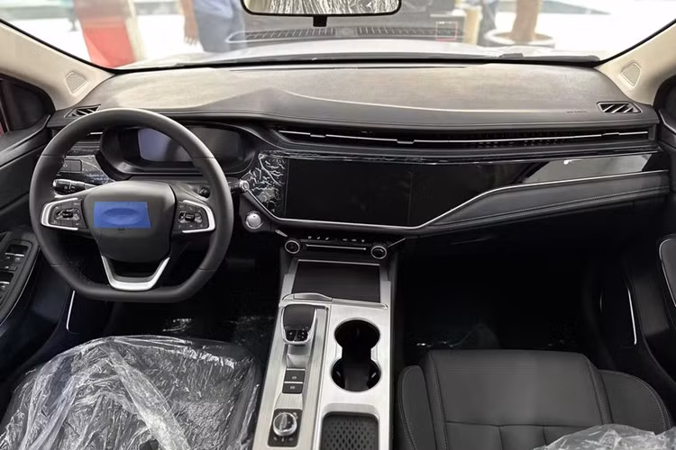 Omoda S5 2023 mới có không gian nội thất thiết kế sang trọng, đầy đủ tiện nghi. Một số trang bị tiêu chuẩn của xe bao gồm bảng đồng hồ kỹ thuật số và màn hình cảm ứng trung tâm cùng có kích thước 10,25 inch, điều hòa tự động, chìa khóa thông minh và phanh tay điện tử.