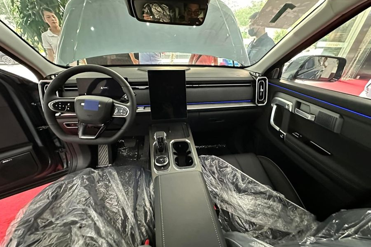 Chery Jaecoo 7 mang dáng dấp vuông vức, đồ sộ khá giống với mẫu Huyndai Santa Fe 2024. Tại Trung Quốc, Jaecoo 7 có logo "CHERY" khá lớn đặt ở trung tâm của lưới tản nhiệt. Tuy nhiên, ở bản quốc tế, logo này đã được thiết kế nhỏ lại.