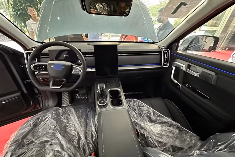 Chery Jaecoo 7 mang dáng dấp vuông vức, đồ sộ khá giống với mẫu Huyndai Santa Fe 2024. Tại Trung Quốc, Jaecoo 7 có logo "CHERY" khá lớn đặt ở trung tâm của lưới tản nhiệt. Tuy nhiên, ở bản quốc tế, logo này đã được thiết kế nhỏ lại.