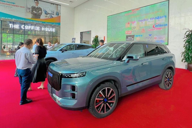 Về nội thất, khoang cabin của Chery Jaecoo 7 có thiết kế tối giản nhưng vẫn rất hiện đại. Khu vực điều khiển trung tâm nổi bật với màn hình đặt dọc kích thước 13,2 inch. Bảng đồng hồ sau vô lăng bố trí đơn giản tương tự như Hyundai Tucson. Hệ điều hành giải trí của xe được hỗ trợ bởi con chip Snapdragon 8155 đi kèm hệ thống hỗ trợ lái với 33 chức năng khác nhau.