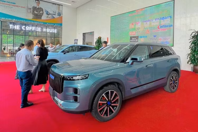 Về nội thất, khoang cabin của Chery Jaecoo 7 có thiết kế tối giản nhưng vẫn rất hiện đại. Khu vực điều khiển trung tâm nổi bật với màn hình đặt dọc kích thước 13,2 inch. Bảng đồng hồ sau vô lăng bố trí đơn giản tương tự như Hyundai Tucson. Hệ điều hành giải trí của xe được hỗ trợ bởi con chip Snapdragon 8155 đi kèm hệ thống hỗ trợ lái với 33 chức năng khác nhau.