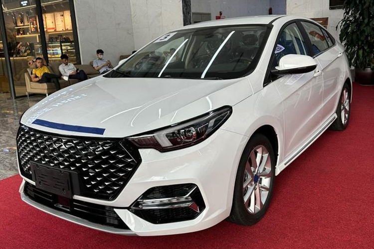  Omoda S5 Omoda S5 thuộc phân khúc sedan cỡ C. Mẫu xe này sở hữu kích thước cụ thể gồm chiều dài 4.644 mm, chiều rộng 1.814 mm, chiều cao 1.493 mm và chiều dài cơ sở 2.650 mm. So với các đối thủ cùng phân khúc như Honda Civic, Kia K3 hay Hyundai Elantra, Omoda S5 có chiều dài cơ sở ngắn hơn đáng kể.