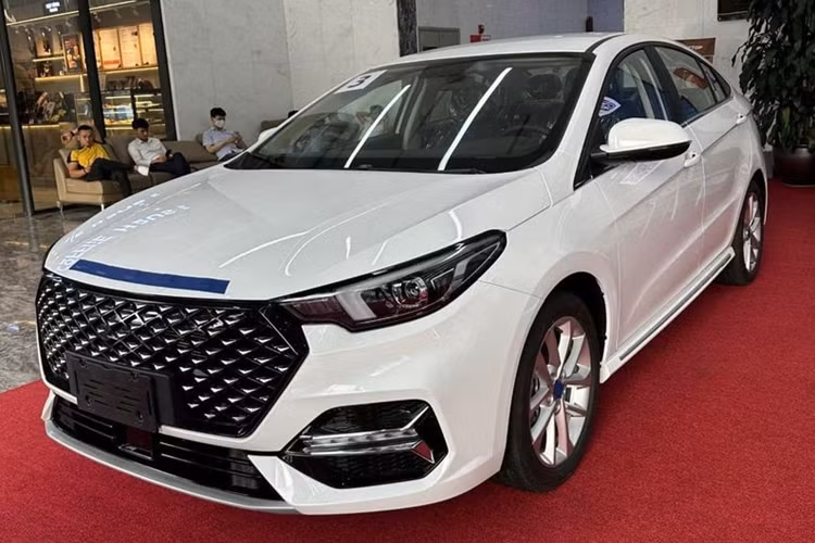  Omoda S5 Omoda S5 thuộc phân khúc sedan cỡ C. Mẫu xe này sở hữu kích thước cụ thể gồm chiều dài 4.644 mm, chiều rộng 1.814 mm, chiều cao 1.493 mm và chiều dài cơ sở 2.650 mm. So với các đối thủ cùng phân khúc như Honda Civic, Kia K3 hay Hyundai Elantra, Omoda S5 có chiều dài cơ sở ngắn hơn đáng kể.