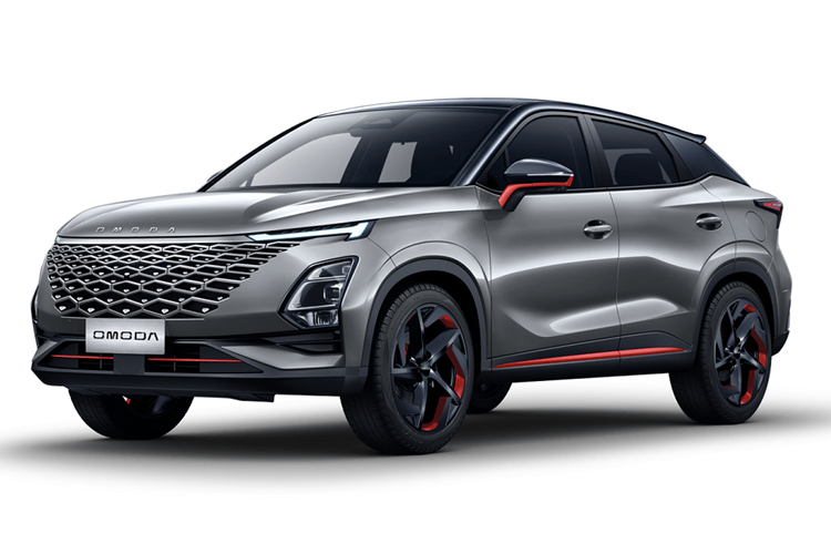 Ngoại hình Omoda 5 mang phong cách trẻ trung, thể thao và hiện đại. Nổi bật ở phần đầu xe là cụm lưới tản nhiệt cỡ lớn với chi tiết hình con thoi kết hợp đèn định vị LED và cụm đèn pha hai tầng. Phía sau là đèn hậu được thiết kế nằm vắt ngang đuôi xe và hai đầu ống xả giả hình chữ nhật nằm khá cao.