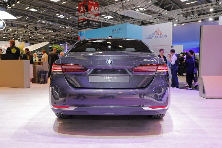 Dự kiến sẽ bán ra thị trường châu Âu vào mùa xuân năm sau, BMW 530e 2024 mới được trang bị hệ truyền động plug-in hybrid, bao gồm máy xăng 4 xi-lanh, tăng áp, dung tích 2.0L, mô-tơ điện mới phát triển, tích hợp vào hộp số tự động 8 cấp, và cụm pin 19,4 kWh. Nhờ đó, mẫu xe này có công suất tổng cộng 295 mã lực và mô-men xoắn cực đại 450 Nm. Tương tự các mẫu sedan truyền thống trước đây của BMW, 530e cũng dùng hệ dẫn động cầu sau RWD.