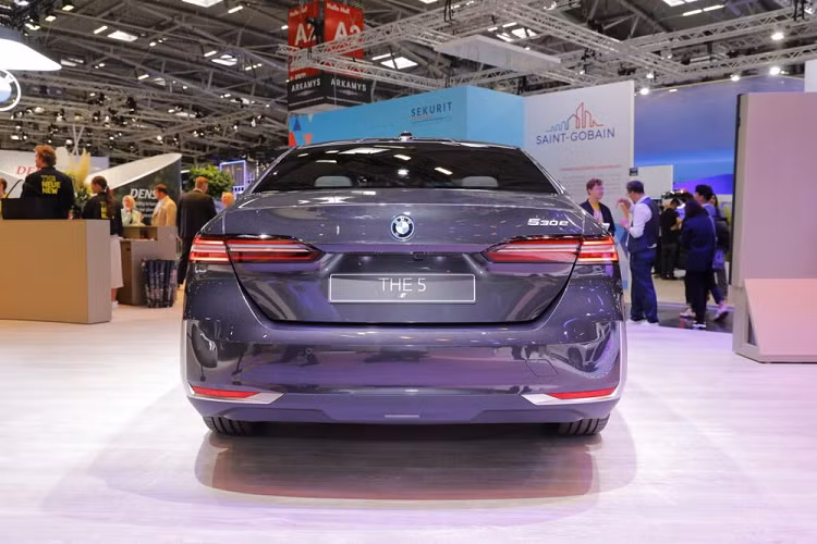 Dự kiến sẽ bán ra thị trường châu Âu vào mùa xuân năm sau, BMW 530e 2024 mới được trang bị hệ truyền động plug-in hybrid, bao gồm máy xăng 4 xi-lanh, tăng áp, dung tích 2.0L, mô-tơ điện mới phát triển, tích hợp vào hộp số tự động 8 cấp, và cụm pin 19,4 kWh. Nhờ đó, mẫu xe này có công suất tổng cộng 295 mã lực và mô-men xoắn cực đại 450 Nm. Tương tự các mẫu sedan truyền thống trước đây của BMW, 530e cũng dùng hệ dẫn động cầu sau RWD.