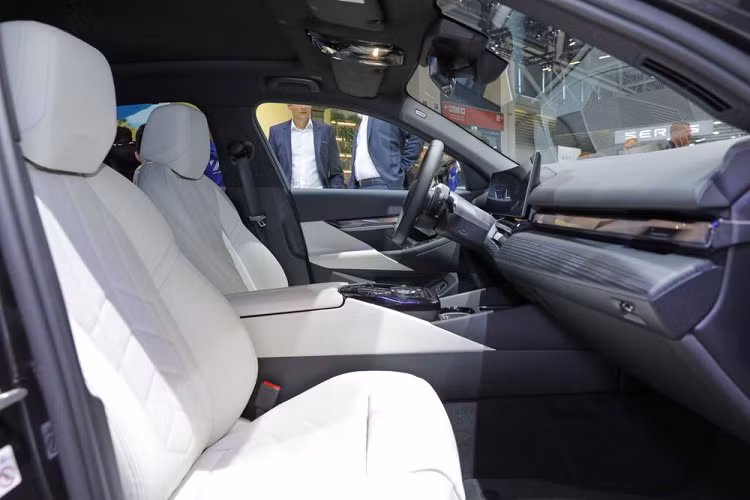 Trang bị đáng chú ý còn lại của mẫu sedan hạng sang này là cửa sổ trời toàn cảnh Sky Lounge tùy chọn với kích thước dài x rộng lần lượt 838 x 813 mm và đi kèm rèm che nắng. Dù là xe PHEV nhưng BMW 530e 2024 vẫn có khoang hành lý 530 lít, được khẳng định là rộng như ô tô dùng động cơ đốt trong thông thường.