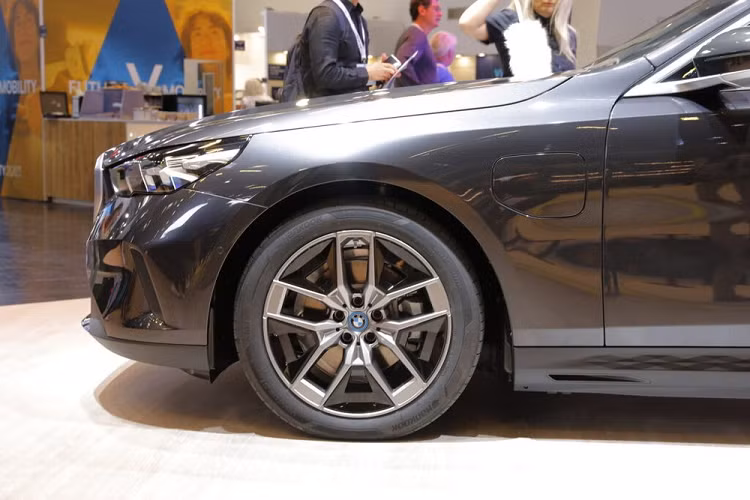 Ngoài ra, mẫu xe này còn được trang bị lưới tản nhiệt đóng kín, trang trí bằng nẹp mạ crôm nằm dọc. Trên cản sau, BMW 530e 2024 được trang trí bằng nẹp mạ crôm hình chữ "L" ở hai góc. Cũng như nhiều mẫu xe PHEV khác, BMW 530e 2024 cũng được giấu kín ống xả, tạo cảm giác gọn gàng khi nhìn từ phía sau. Thêm vào đó, BMW 530e 2024 còn dùng đèn pha và đèn hậu LED.