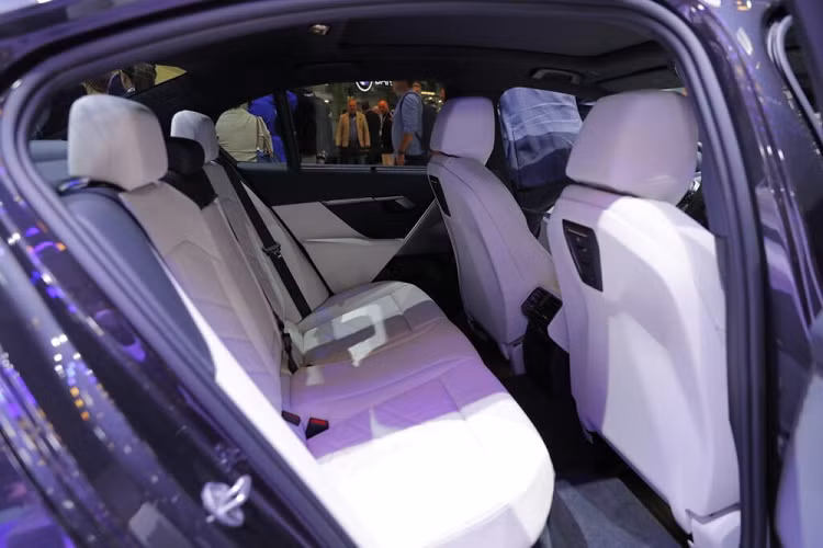 Điểm nhấn cuối cùng là hệ thống chuyển làn đường chủ động Active Lane Change dành cho những phiên bản có hệ thống hỗ trợ lái trên cao tốc Highway Assistant.