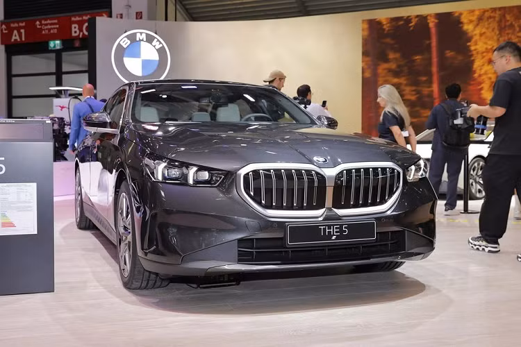  BMW 5-Series thế hệ mới đã chính thức trình làng vào hồi tháng 5/2023. Ở thị trường châu Âu, mẫu xe hạng sang này có tổng cộng 4 phiên bản, bao gồm 520i, 520d, 530e và 550e xDrive. Đến nay, khi tham gia triển lãm Ô tô Munich 2023, hãng BMW đã mang phiên bản 530e đến trưng bày và giới thiệu.
