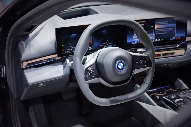 Theo hãng BMW, xe được trang bị giao diện màn hình, tính năng điều khiển bằng cử chỉ và giọng nói dễ sử dụng hơn. Trên màn hình trung tâm sẽ có những phím tắt QuickSelect mới để người lái truy cập các tính năng thường dùng nhanh chóng và thuận tiện hơn.