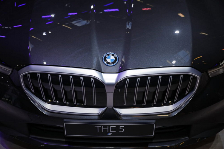 530e 2024 đi kèm cột C Hofmeister kink đặc trưng của BMW, dập thêm số "5" như dấu hiệu nhận biết cho dòng 5-Series. Ở thế hệ mới, BMW 5-Series 2024 có kích thước dài x rộng x cao lần lượt là 5.060 x 1.900 x 1.515 mm và chiều dài cơ sở 2.995 mm.