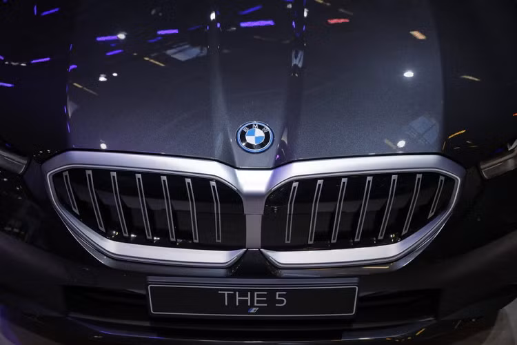 530e 2024 đi kèm cột C Hofmeister kink đặc trưng của BMW, dập thêm số "5" như dấu hiệu nhận biết cho dòng 5-Series. Ở thế hệ mới, BMW 5-Series 2024 có kích thước dài x rộng x cao lần lượt là 5.060 x 1.900 x 1.515 mm và chiều dài cơ sở 2.995 mm.