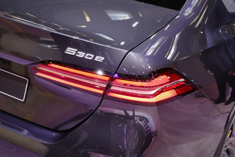 So với thế hệ cũ, xe dài hơn 86,4 mm, rộng hơn 33 mm, cao hơn 35 mm trong khi chiều dài cơ sở tăng 20 mm. Bên trong mẫu xe này là không gian nội thất có khá nhiều điểm chung với các sản phẩm đời mới khác của thương hiệu BMW như vô lăng 2 chấu, màn hình cong cỡ lớn đặt nổi trên mặt táp-lô hay lẫy gạt chuyển số trên cụm điều khiển trung tâm.