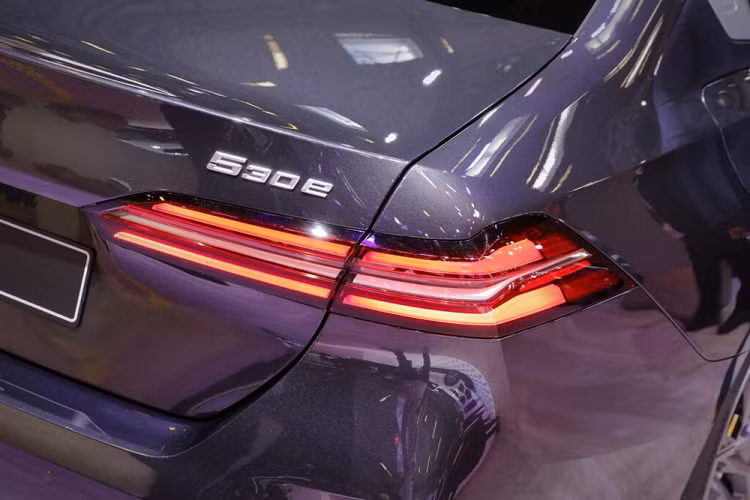 So với thế hệ cũ, xe dài hơn 86,4 mm, rộng hơn 33 mm, cao hơn 35 mm trong khi chiều dài cơ sở tăng 20 mm. Bên trong mẫu xe này là không gian nội thất có khá nhiều điểm chung với các sản phẩm đời mới khác của thương hiệu BMW như vô lăng 2 chấu, màn hình cong cỡ lớn đặt nổi trên mặt táp-lô hay lẫy gạt chuyển số trên cụm điều khiển trung tâm.