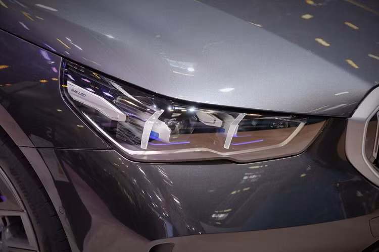 Với hai hệ thống này, xe có thể tự lái ở vận tốc lên đến 136 km/h và tự động chuyển làn đường bằng cách theo dõi ánh mắt của người lái. Khi người lái nhìn vào gương ngoại thất bên nào, xe sẽ chuyển làn sang bên đó.