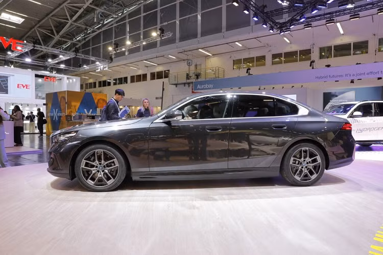 Nói cách khác, người lái không cần phải bật đèn báo rẽ như trước. Tất nhiên, hệ thống này chỉ hoạt động khi có đủ điều kiện chuyển làn an toàn với hệ thống camera luôn quan sát xung quanh xe. Mức giá xe BMW 530e 2024 mới hiện chưa được công bố.