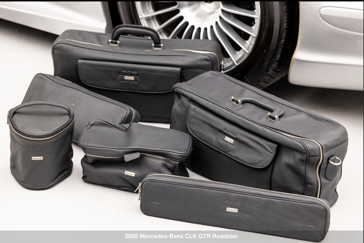 Chiếc Mercedes CLK GTR Roadster được đấu giá lần này còn có bộ hành lý được thiết kế đặc biệt.