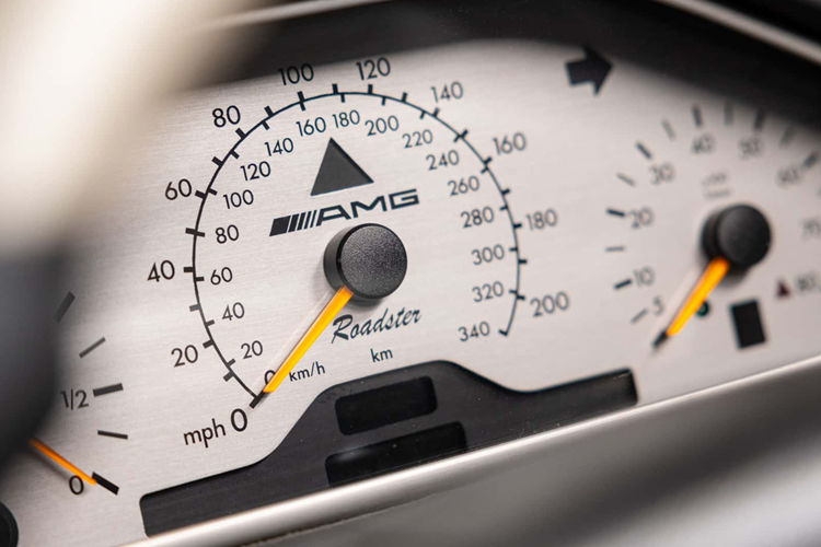 Trước khi đấu giá, RM Sotheby’s ước tính mức giá xe Mercedes-Benz CLK GTR Roadster đời 2002 từ 10 đến 13 triệu USD. Mức giá này thực sự rất đáng kinh ngạc đối với siêu xe tròn 21 năm tuổi thừa hưởng công nghệ đỉnh cao thời bấy giờ, sự độc đáo và giá trị lịch sử.